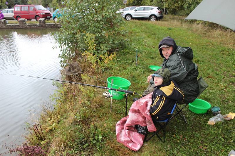 Dětské rybářské závody na rybníku Krach.