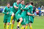 První jarní krajské derby bylo o víkendu na programu na dvorském stadionu, kde tvrdili roli favorita hráči v trikotech karlovarského 1.FC, kterým se postavila do cesty fotbalová družina Mariánských Lázní (ve žlutém). Právě Mariánské Lázně na půdě favorita