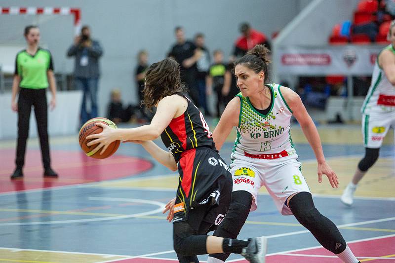 Utkání o třetí místo českého poháru v basketbalu žen, Final 4 v Karlových Varech, BS DSK Basketball Nymburk KV - BLK Slavia Praha (v červených dresech).