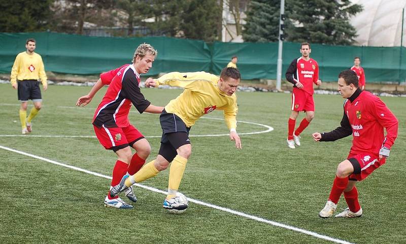 Souboj nováčků divize skupiny B vyhrál na umělce v Sokolově Spartak Chodov, který porazil SK Toužim 2:1.