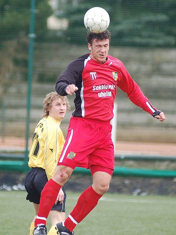 Souboj nováčků divize skupiny B vyhrál na umělce v Sokolově Spartak Chodov, který porazil SK Toužim 2:1.