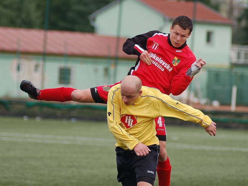 Souboj nováčků divize skupiny B vyhrál na umělce v Sokolově Spartak Chodov, který porazil SK Toužim 2:1.