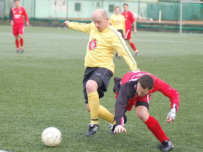 Souboj nováčků divize skupiny B vyhrál na umělce v Sokolově Spartak Chodov, který porazil SK Toužim 2:1.