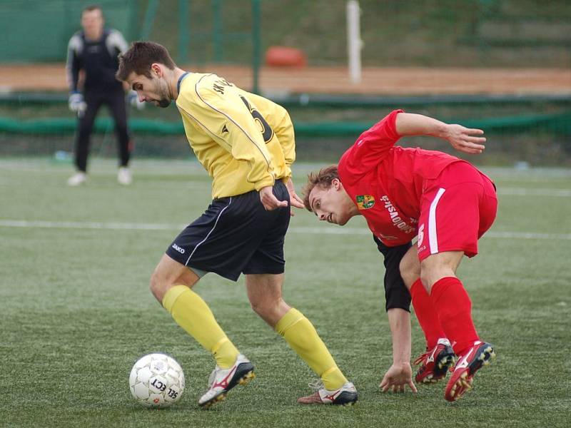 Souboj nováčků divize skupiny B vyhrál na umělce v Sokolově Spartak Chodov, který porazil SK Toužim 2:1.