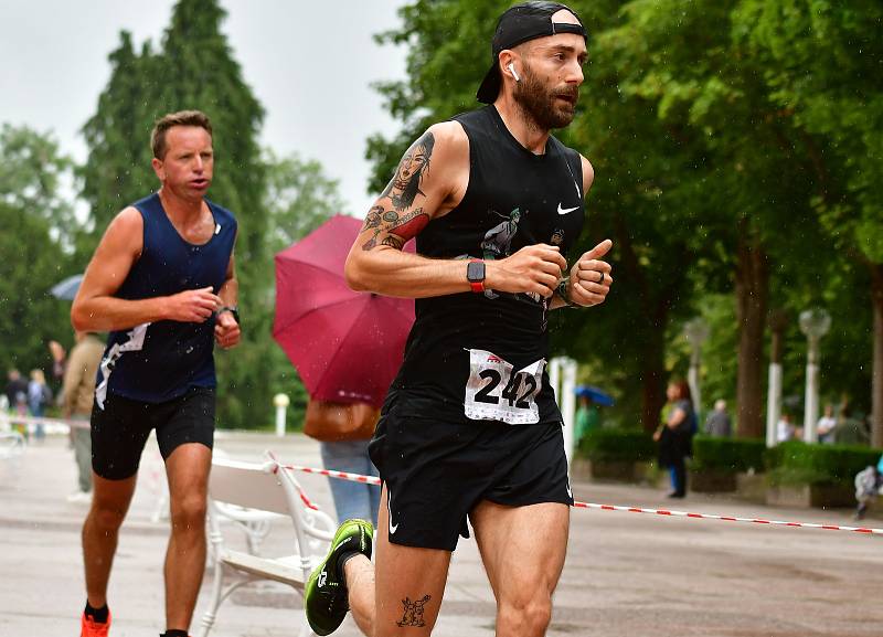 Desátý ročník SpaRun Mariánské Lázně ovládli plzeňský Pavel Štěpáník a německá běžkyně Kerstin Schmidt.