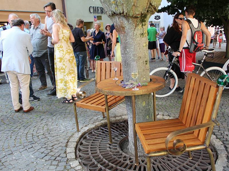 V dolní části náměstí v Chebu je lidem k dispozici lavička Václava Havla.