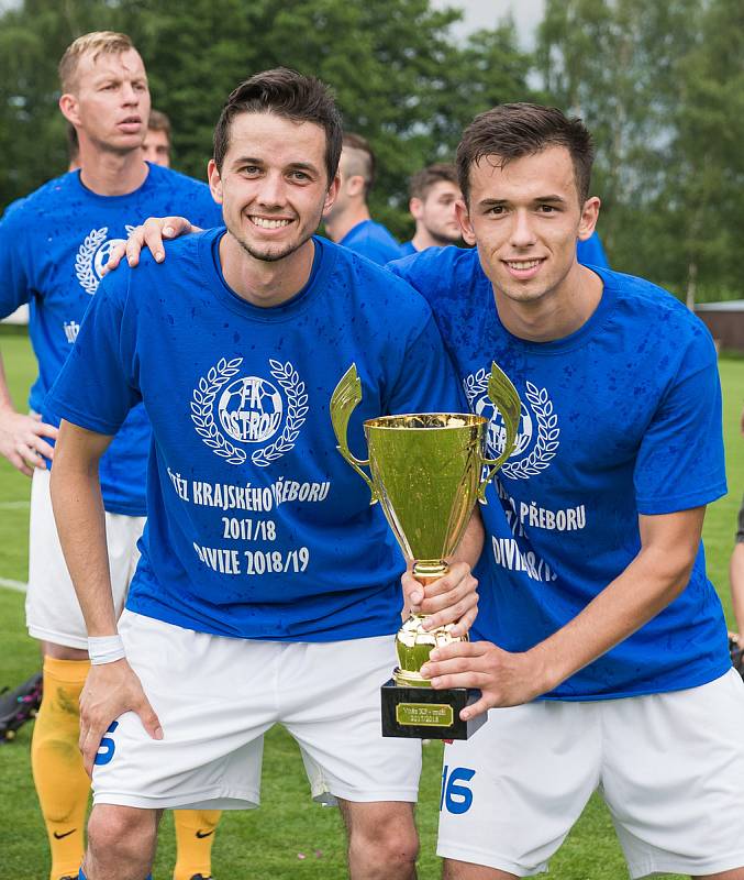 Ostrovští fotbalisté (v modrém) slavili po utkání s Královským Poříčím, které vyhráli 7:1, návrat do divizní soutěže.