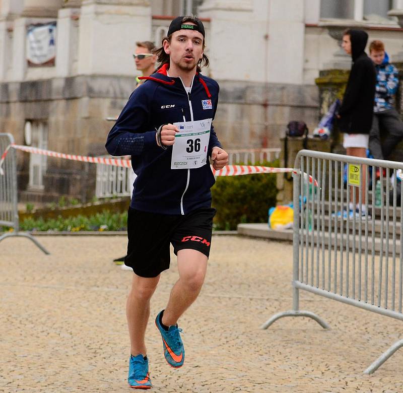 Semifinálové kolo juniorského maratonu opět ovládlo Gymnázium Cheb, které se tak podívá na celostátní finále.