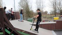 Ostrovský skatepark je opět otevřený. V sobotu zde dováděli kluci na koloběžkách.