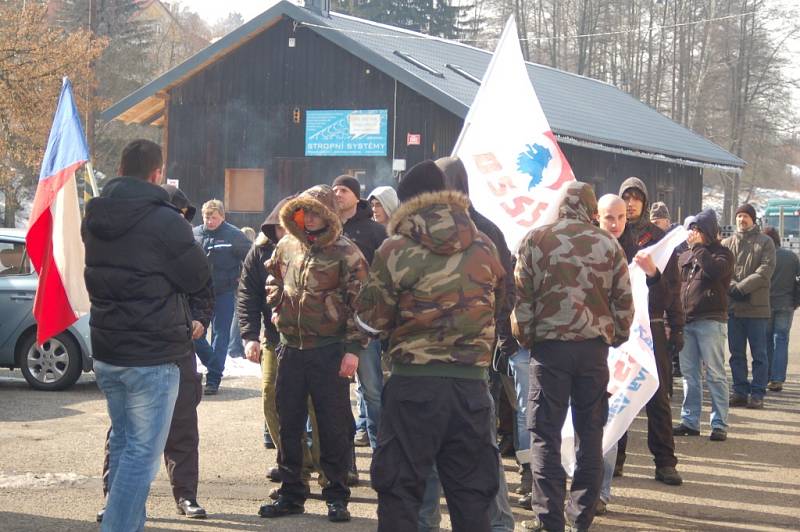 Nejdek byl uplynulou sobotu nejstřeženějším městem v kraji. Setkání příznivců ultrapravice dozorovala policie, ale také psovodi, kriminalisté nebo antikonfliktní týmy.