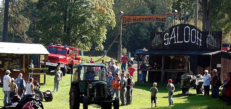 Sobotní den patřilo country městečko ve Vysoké Peci na Karlovarsku tradiční traktoriádě, kde byly k zhlédnutí traktory různého stáří.