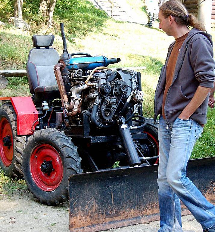 Sobotní den patřilo country městečko ve Vysoké Peci na Karlovarsku tradiční traktoriádě, kde byly k zhlédnutí traktory různého stáří.