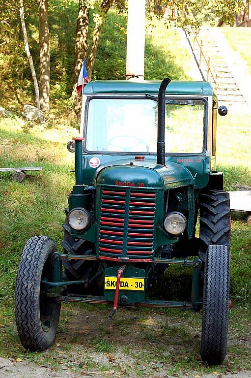 Sobotní den patřilo country městečko ve Vysoké Peci na Karlovarsku tradiční traktoriádě, kde byly k zhlédnutí traktory různého stáří.