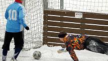 V prvním kole v Sedleci se představily v rámci derby horalů Abertamy (v pruhovaném) a Potůčky (v modrém). Z vítězství se nakonec radovali hráči Abertam, když vyhráli derby v poměru 7:4.