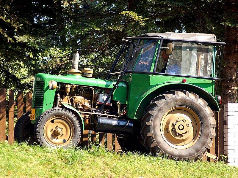 Sobotní den patřilo country městečko ve Vysoké Peci na Karlovarsku tradiční traktoriádě, kde byly k zhlédnutí traktory různého stáří.