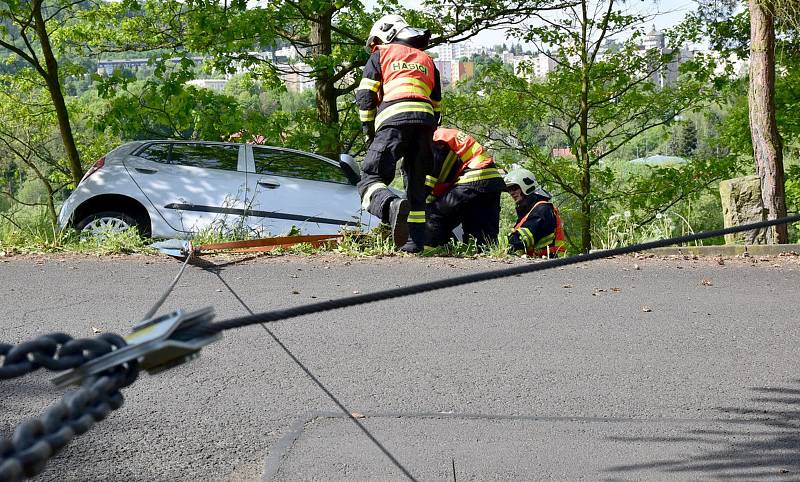 Auto se málem skutálelo na rodinné domky.