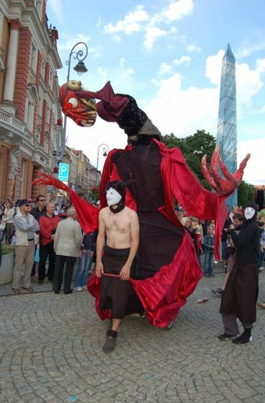 Kolombíny, obrovské loutky i umělci na chůdách. Takový byl první karlovarský karneval.