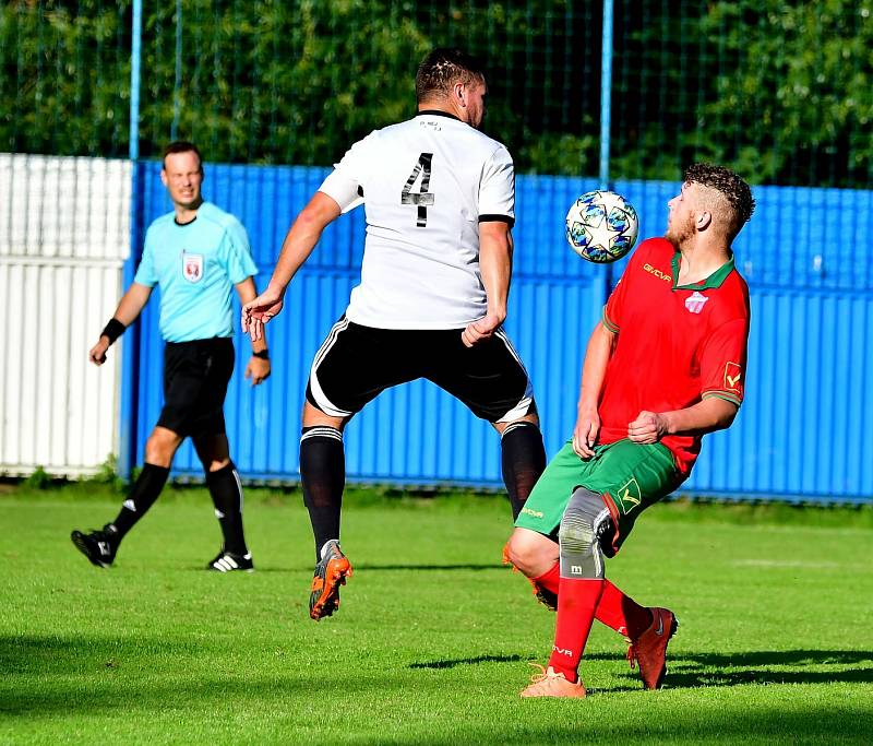 Nejdek (v bílém) si poradil na úvod s FC Cheb, slavil výhru 6:3.