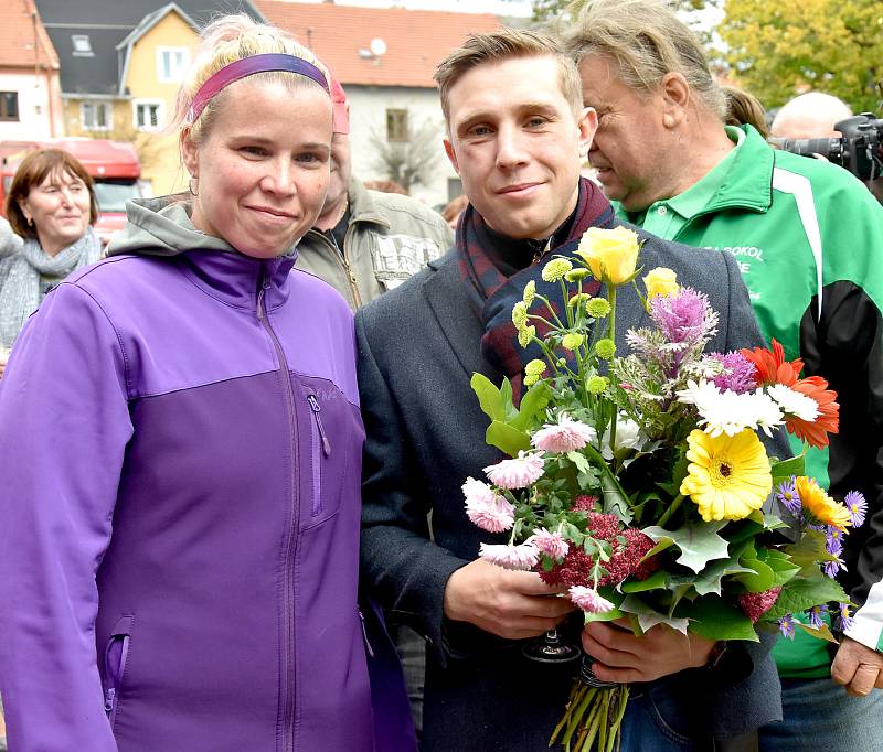 Bouřlivé přivítání připravilo městečko Chyše a jeho obyvatelé pro trenéra Josefa Váňu, žokeje Jana Kratochvíla i koně. Ti slavili v různé podobě úspěch při letošní Velké pardubické. Na setkání se svými hrdiny přišli malí i velcí. Foto: Daniel Seifert