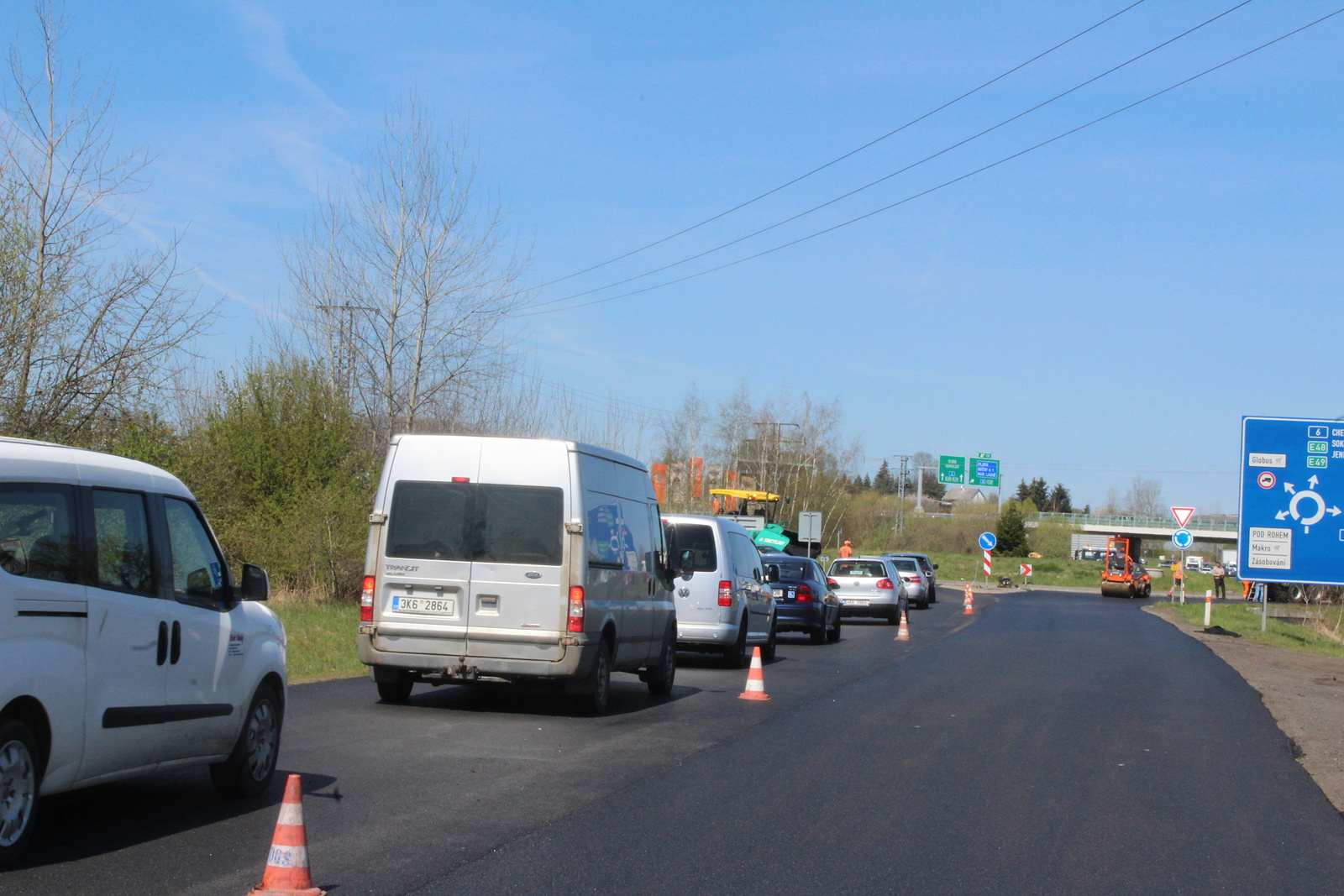 FOTO: Řidiči nadávají, silničáři opravuji objezd u Globusu v Jenišově -  Sokolovský deník