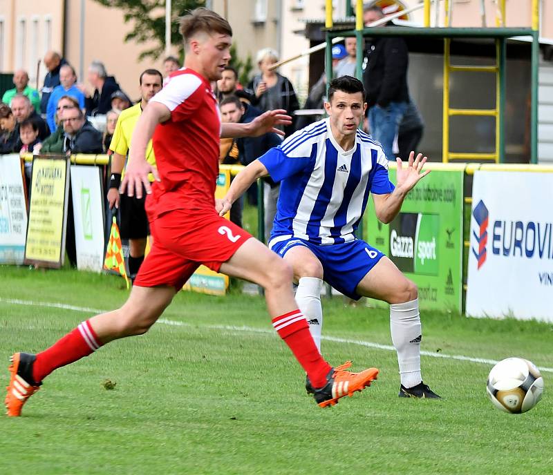 Dva body vyválčila ve vloženém 34. kole Fortuna ČFL na dvorském stadionu Slavia, která nejdříve uhrála s Převýšovem nerozhodný výsledek 1:1 a poté k tomu přidala druhý, bonusový bod z rozstřelu.