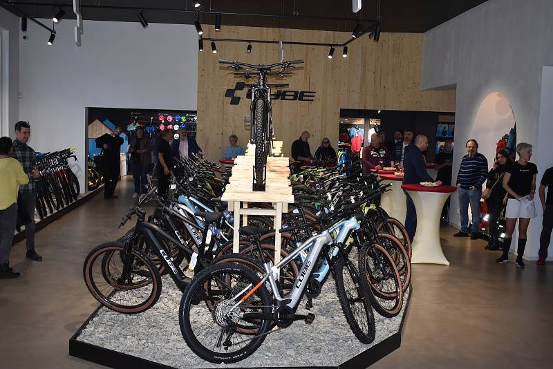 Úplně první Cube Store v České republice začal prodávat kola v Karlových Varech.