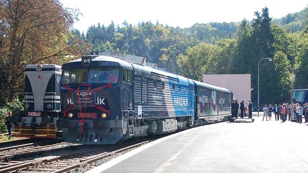 První vlak včera slavnostně vyrazil po zrekonstruované trati Kyselka – Vojkovice. Karlovarské minerální vody tak obnovily transport svých produktů po železnici.