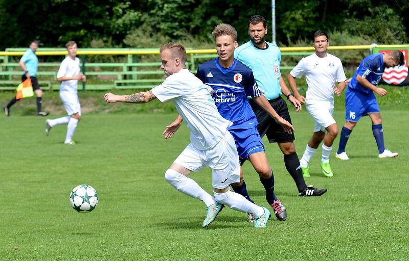 Karlovarská Slavia (v modrém) obstála v generálce, kterou vyhrála 2:0 nad Chomutovem (v bílém).