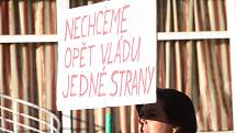 Demonstrace proti KSČM. Karlovaráci se bouří proti vítězům krajských voleb.