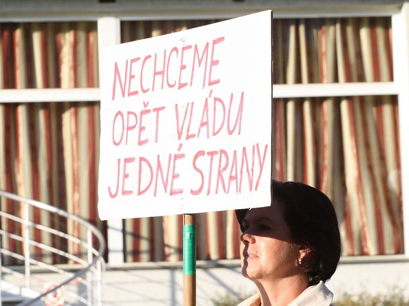 Demonstrace proti KSČM. Karlovaráci se bouří proti vítězům krajských voleb.