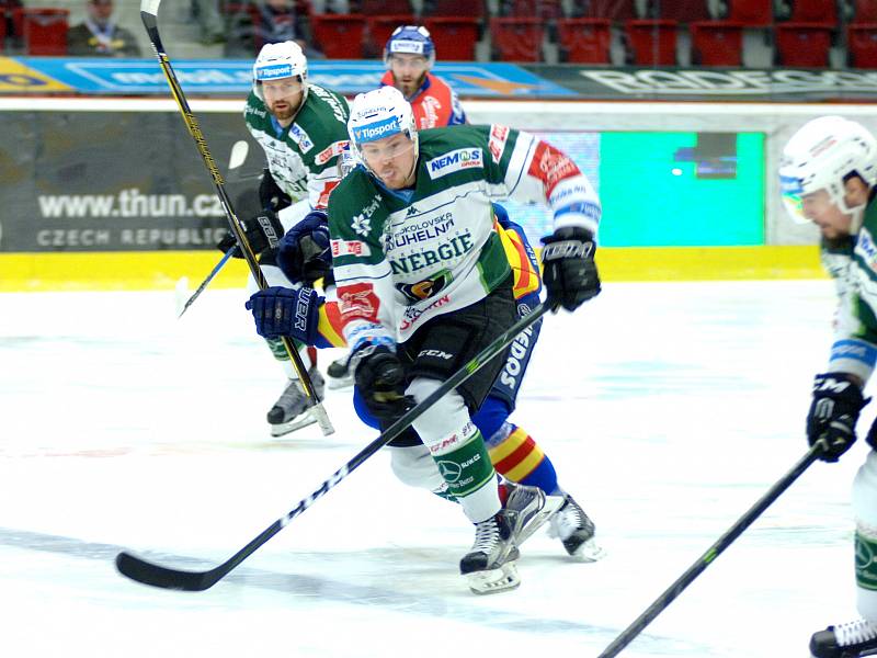 Hokejisté HC Energie (v bílém) hostili českobudějovický Motor.