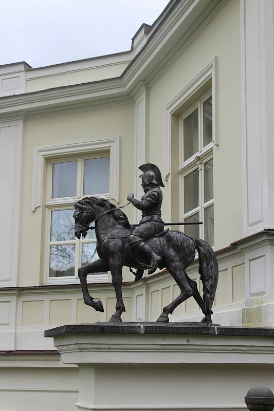 Součástí prodávané Vily Lützow je i nádherná zahrada. Legendární socha kočky obrácené zády k městu stojí opodál.