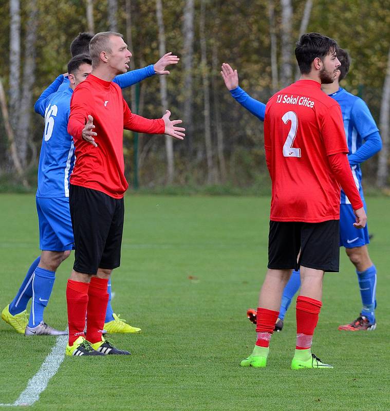 O další gólový rekord se postarali o víkendu fotbalisté FK Ostrov (v modrém), když výběr Citic (v červeném) porazili vysoko 14:0!