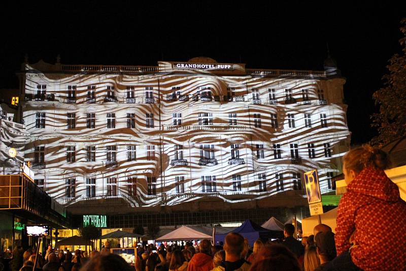 Festival světla VaryZáří, letos na počet 100. výročí vzniku státu.