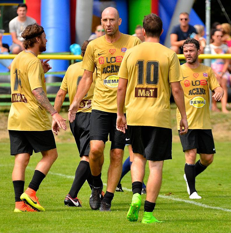 Fotbalový fanoušek musel zářit štěstím. Na dvorském stadionu v rámci doprovodné akce  53. ročníku MFF se totiž tradičně odehrál charitativní turnaj tří týmů za účasti VTJ Karlovy Vary, Výběru Karlovarska a hvězdného Real Top Praha, který pořádala TJ Karlo