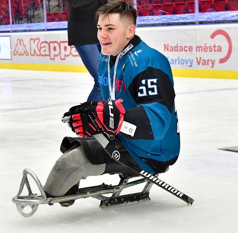 Para hokejisté SKV Sharks Karlovy Vary uhájili para hokejový trůn. V KV Aréně obstál nejlepší tým základní části i ve druhé finálové bitvě, ve které slavil výhru 6:3 nad Zlínem.