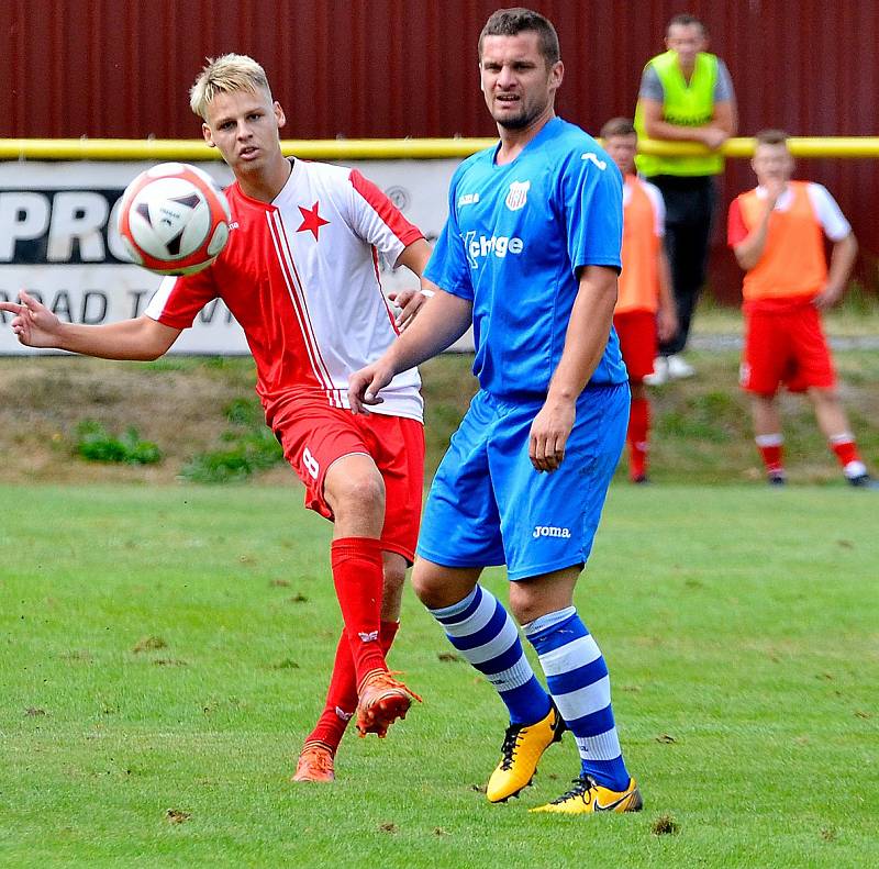 První podzimní prohru v ČFL musela skousnout po duelu se Štěchovicemi (v modrém) karlovarská Slavia, která nakonec prohrála v poměru 0:2.