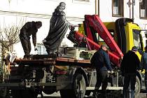 Známý český panovník Jiří z Poděbrad přijel v pondělí do Toužimi, nikoliv na koni, ale na nákladním autě. Jeho socha bude zdobit náměstí, které bude dnes po rekonstrukci slavnostně otevřeno.