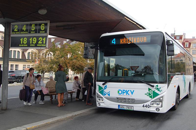 Na Rozcestí U Koníčka v Karlových Varech má vzniknout nový dopravní terminál. Nástupiště k autobusům mají být nově uprostřed vozovky. Změnou má projít i autobusové nádraží u Tržnice.