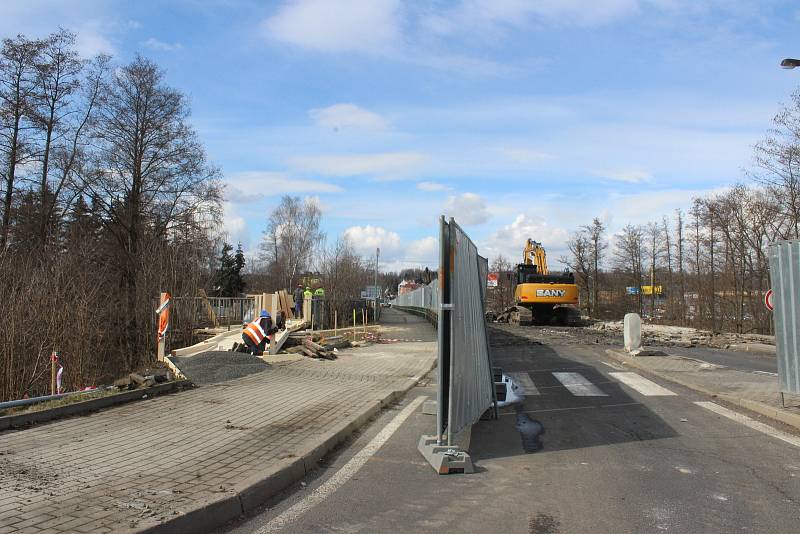 Těžká technika už najela na Dvorský most v Karlových Varech kvůli jeho demontáži. Most je uzavřen od 15. března. Nový má společnost Eurovia postavit do konce letošního roku.