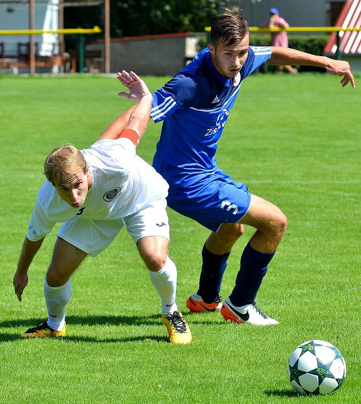 Karlovarská Slavia (v modrém) obstála v generálce, kterou vyhrála 2:0 nad Chomutovem (v bílém).