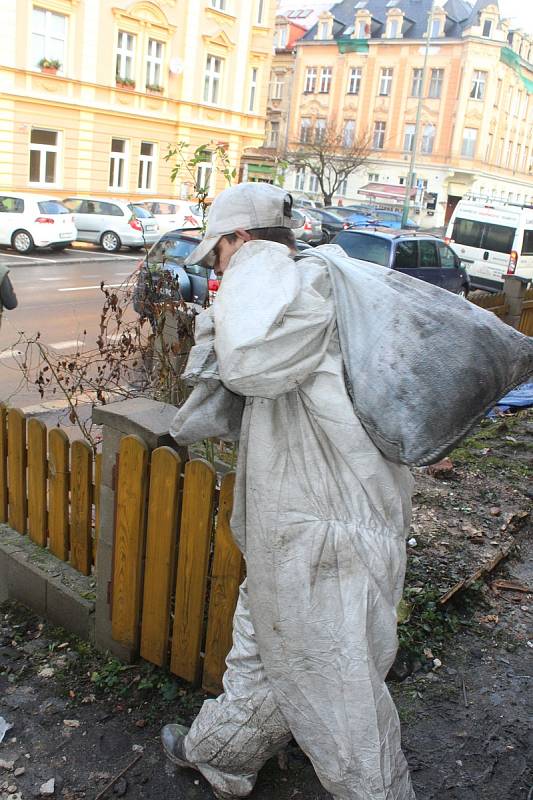 Dům po požáru v Moskevské ulici pomáhají dát do kupy řemeslníci.