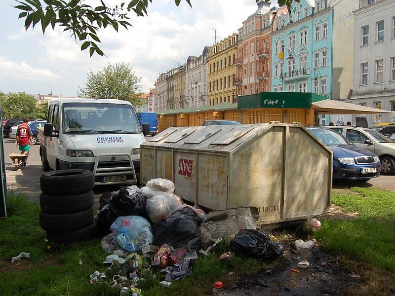 Klienti, kteří parkují v karlovarské Varšavské ulici na městském parkovišti na straně poblíž Becherovky, by si měli nyní raději pořádně zacpat nos. Může za to silný zápach, který se line z kontejneru v této části tržiště.