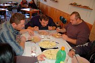 Přibližně desítka vyznavačů dobrého jídla změřila v úterý v karlovarské jídelně síly v pojídání tradiční české svíčkové.