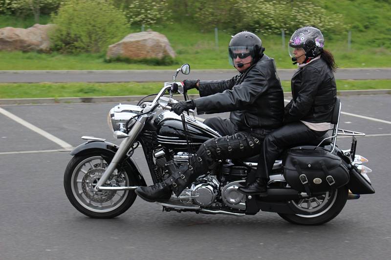 Stovky motorkářů zahájily v pondělí novou sezonu setkáním v Karlových Varech, společnou jízdou do Nejdku a mší v tamním kostele svatého Martina s následným požehnáním motorkám i strojům. Akci připravili tradičně karlovarští Lion Bikers a zúčastnilo se jí 