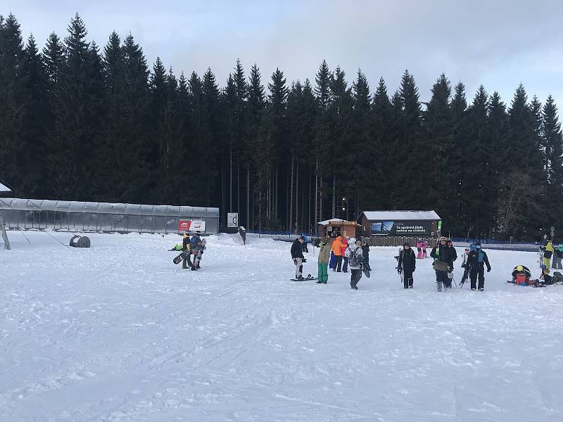 Skiareál Klínovec zahájil v sobotu sezónu.