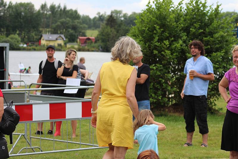 Velice bohatý program nabídl 12. ročník Rock In Roll, který se v sobotu konal v Nové Roli. Zatímco večer patřil dospělákům a rockovým kapelám, odpoledne si to užívaly rodiny s dětmi.