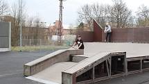 Ostrovský skatepark je opět otevřený. V sobotu zde dováděli kluci na koloběžkách.