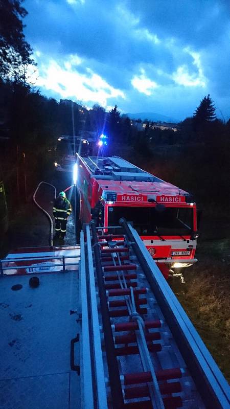 V Ostrově hořela zahradní chatka, předběžná škoda je 85 tisíc korun.