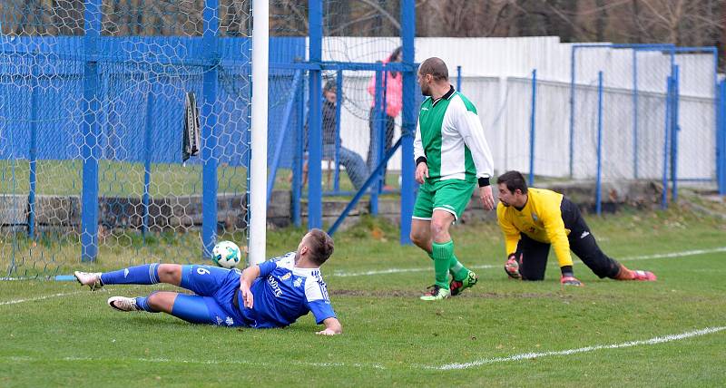 I když Vojkovice (v zeleném) během souboje s Nejdkem B dvakrát prohrávaly, nakonec se radovaly z výhry 3:2.